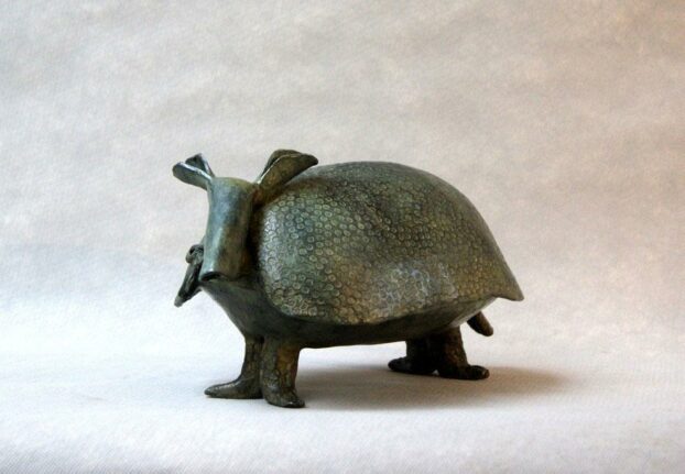 Sculpture bronze animalier - Tatou L37 x H18 cm