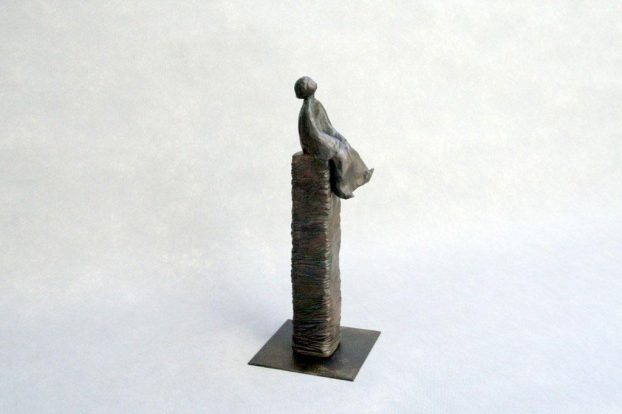 Sculpture terre cuite personnage - Dans la lune - H30 cm