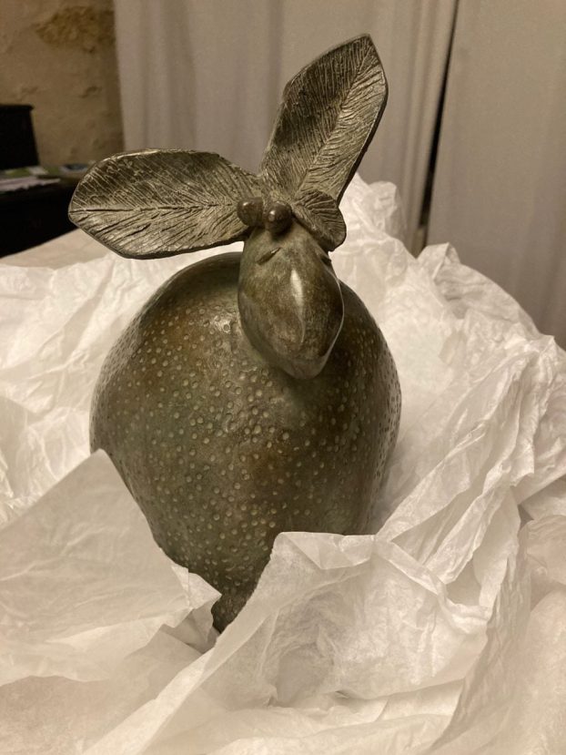 Sculpture bronze animalier repréntant un lapin intitulé "Lapino" dans du papier de soie froissé